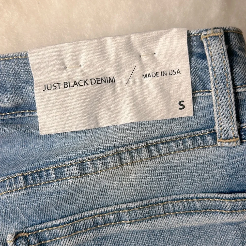 NWT JUST BLACK DENIM mid-rise mini distressed fray hem light denim - Picture 3 of 6